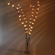 Branches de prunier lumineuses avec vase