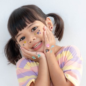 Pochette Total look tattoos et strass sirènes et animaux marins Auzou