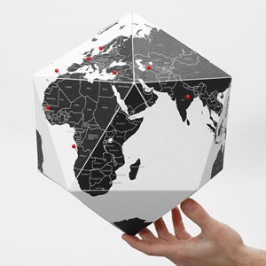 Globe en papier "Pin it" avec frontières