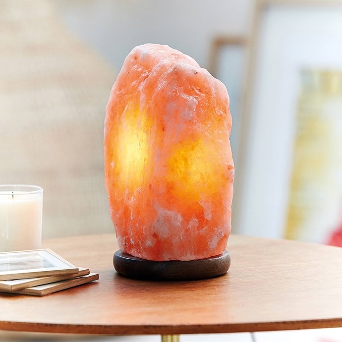 Lampe à sel 8-10 kg de roche naturelle de l'Himalaya Lampe à sel orange sur  fond de bois