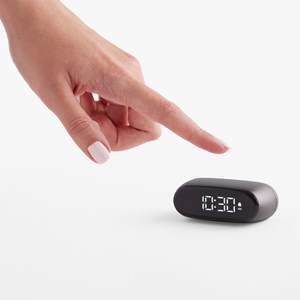 Mini réveil Lexon Minut commande tactile batterie rechargeable Gris foncé