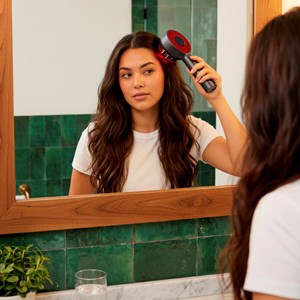 Brosse massante électrique LED rechargeable avec réservoir pour soin capillaire