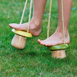 Échasses champignons en bois