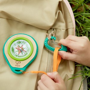 Boussole et mousqueton d'attache pour enfant bambou et bioplastique Hape