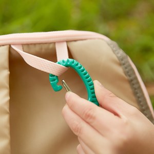 Boussole et mousqueton d'attache pour enfant bambou et bioplastique Hape