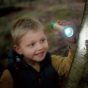 Lampe de poche manuelle pour enfants bambou et bioplastique sans piles Hape