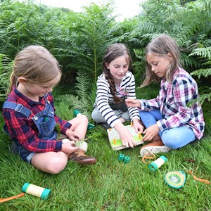 Lampe de poche manuelle pour enfants bambou et bioplastique sans piles Hape