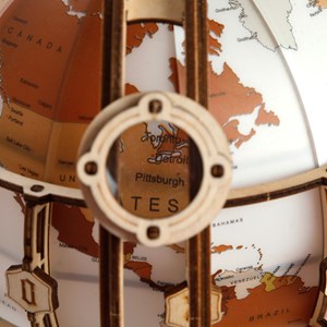 Maquette globe lumineux en bois