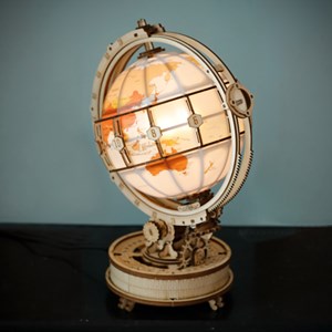 Maquette globe lumineux en bois