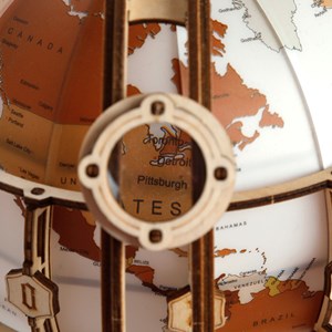 Maquette globe lumineux en bois