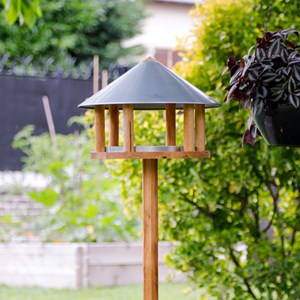 Mangeoire sur pied en bois