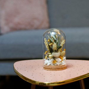 Cloche de fleurs séchées jaunes