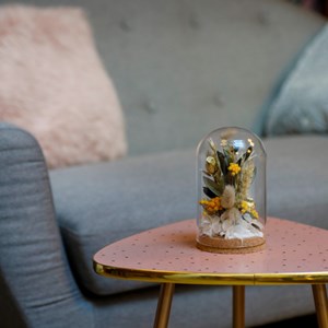 Cloche de fleurs séchées jaunes