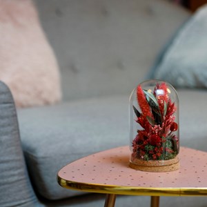 Cloche de fleurs séchées rouges