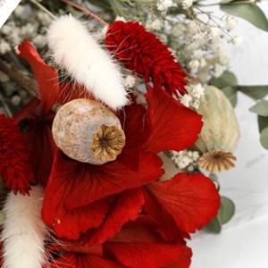 Bouquet de fleurs séchées rouges