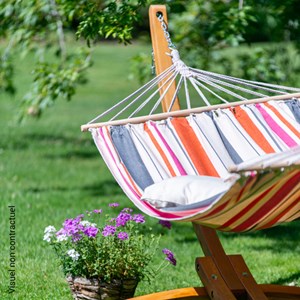 Hamac rayé avec support en bois