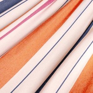 Hamac rayé avec support en bois