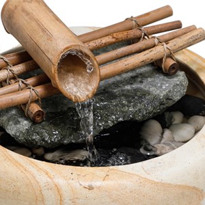 Fontaine Ubud en pierre et bambou