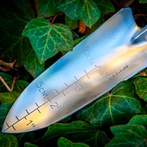 Pelle graduée à main bois et acier