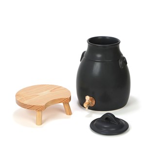 Vinaigrier et son socle en bois