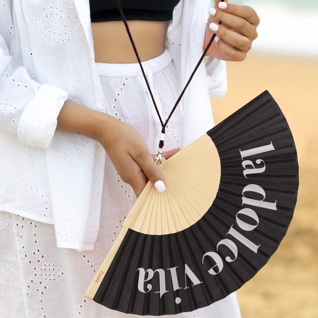 Eventail avec cordon