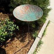 Mangeoire et abreuvoir artisanal pour oiseaux à planter en métal gravé