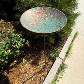 Mangeoire et abreuvoir artisanal pour oiseaux à planter en métal gravé