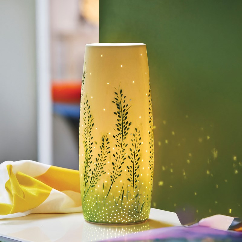 Lampe de table en porcelaine ajourée motif végétal