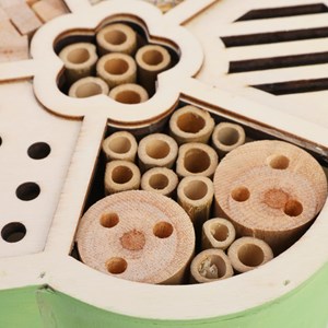 Hôtel à insectes artisanal fleur en bois de pin non traité certifié FSC®