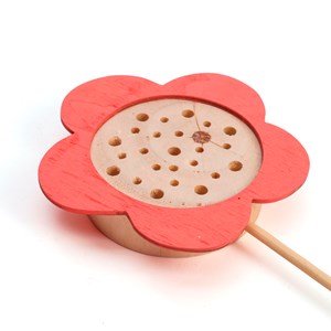 Tuteur artisanal pour le jardin avec hôtel à insectes intégré en bois de pin