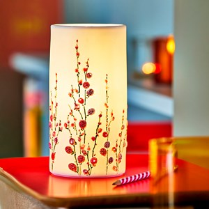 Lampe de table artisanale rose en porcelaine motif floral