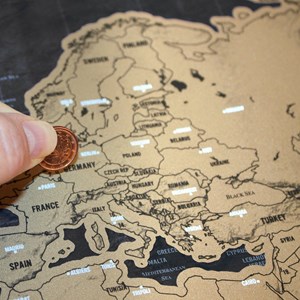 Carte du monde à gratter noire/dorée