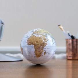 Globe terrestre rotatif