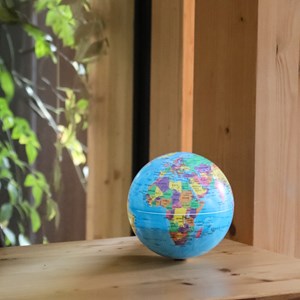 Globe terrestre rotatif lumineux