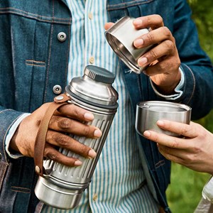Thermos isotherme avec poignée et 2 tasses Black & Blum