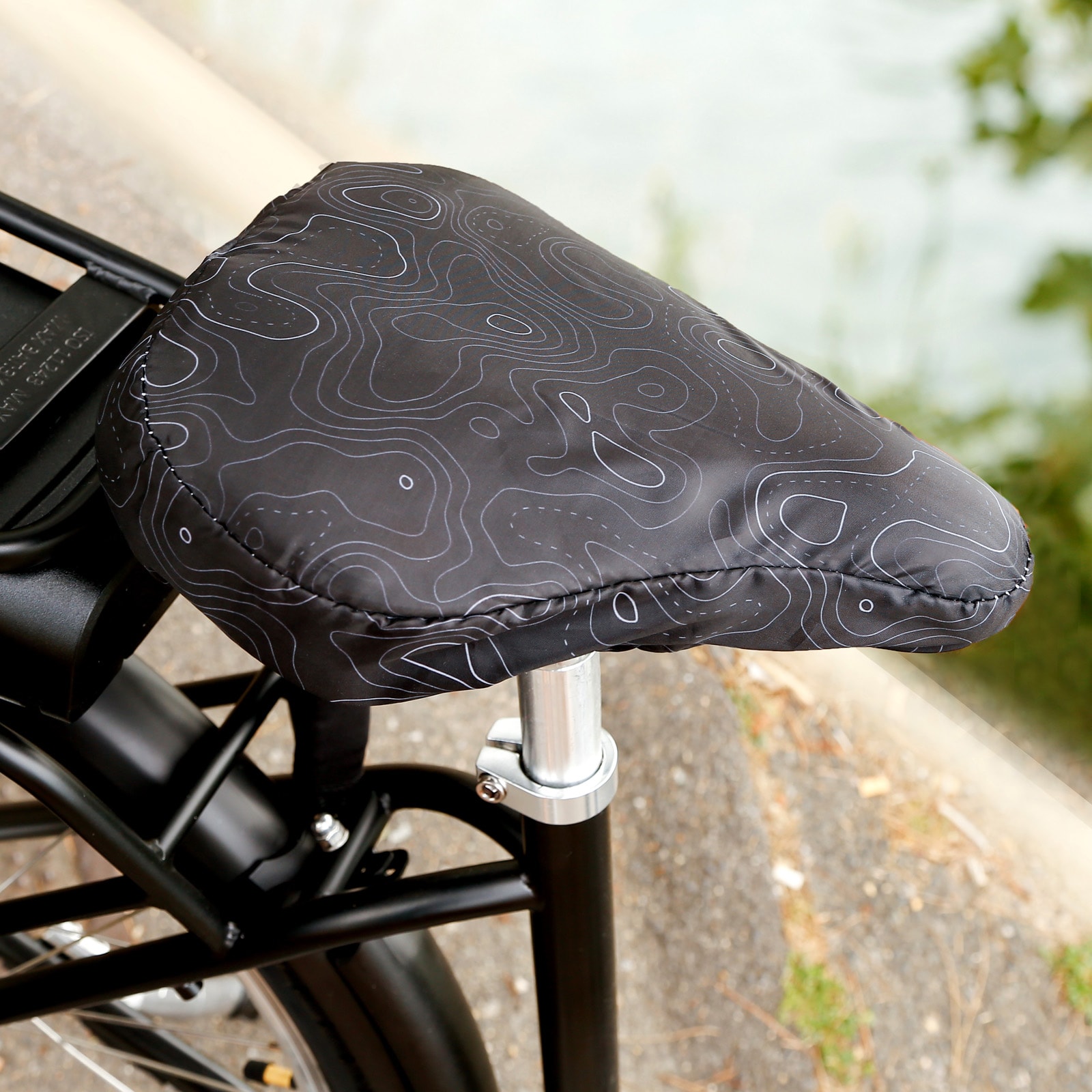 Housse de selle motifs fleuris noire