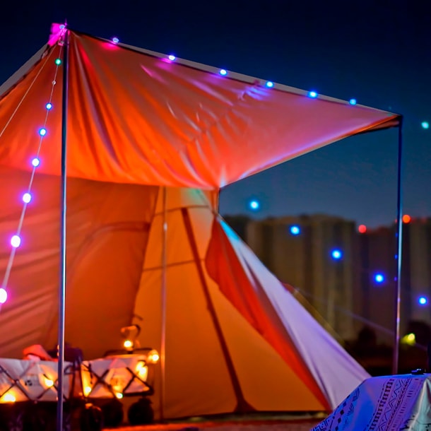 tente de camping avec guirlandes lumineuses 1995704 Photo de stock
