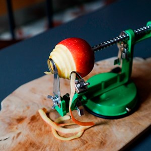 Pèle-pomme manuel vert