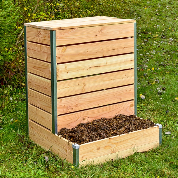 Bac à compost extérieur placé dans un jardin à la maison pour