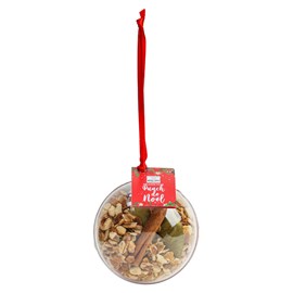 Préparation pour punch de Noël dans une boule de Noël décorative à suspendre