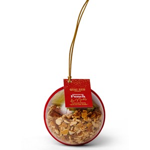 Préparation pour punch de Noël dans une boule de Noël décorative à suspendre