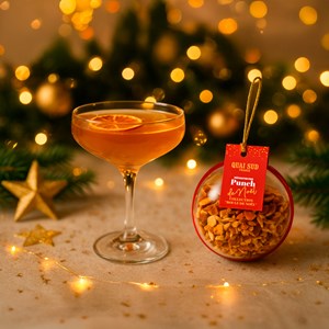 Préparation pour punch de Noël dans une boule de Noël décorative à suspendre