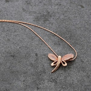 Collier papillon en quartz rose