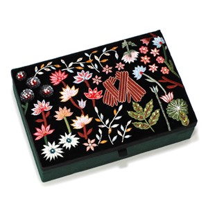 Boîte à bijoux brodée