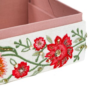 Boîte à bijoux brodée