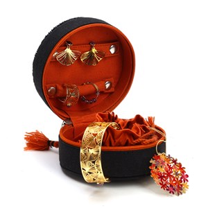 Boîte à bijoux ronde brodée