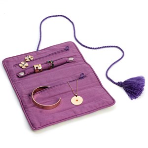 Trousse à bijoux de voyage artisanale roulée et brodée en tissu Vert