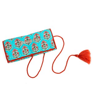 Trousse à bijoux de voyage artisanale roulée et brodée en tissu Bleu