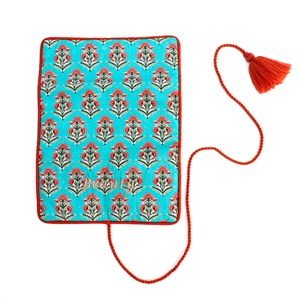 Trousse à bijoux de voyage artisanale roulée et brodée en tissu Bleu