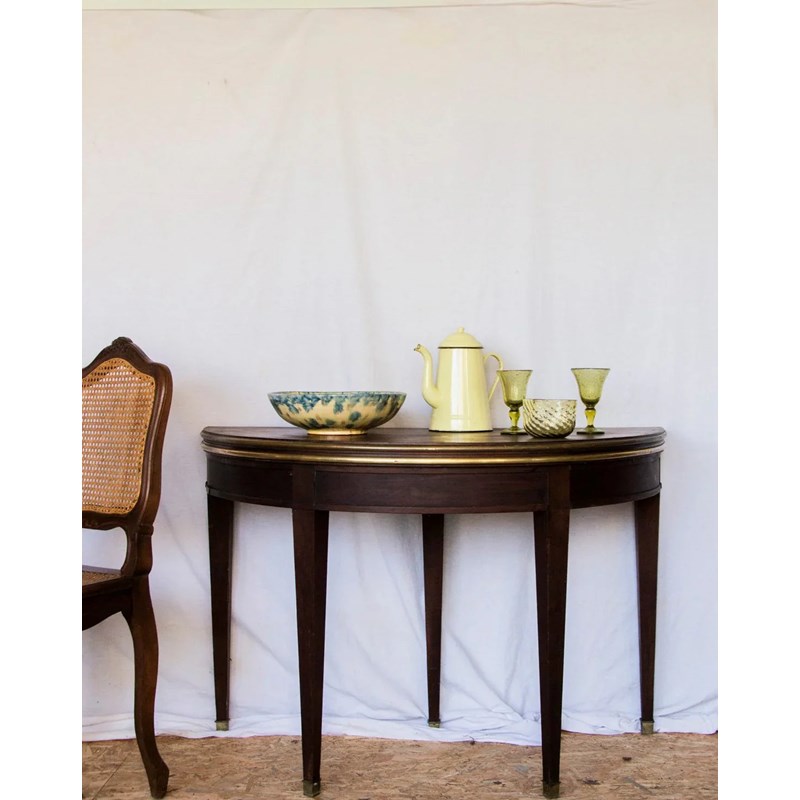 Debongout - Table à manger demi-lune en cuir n°651